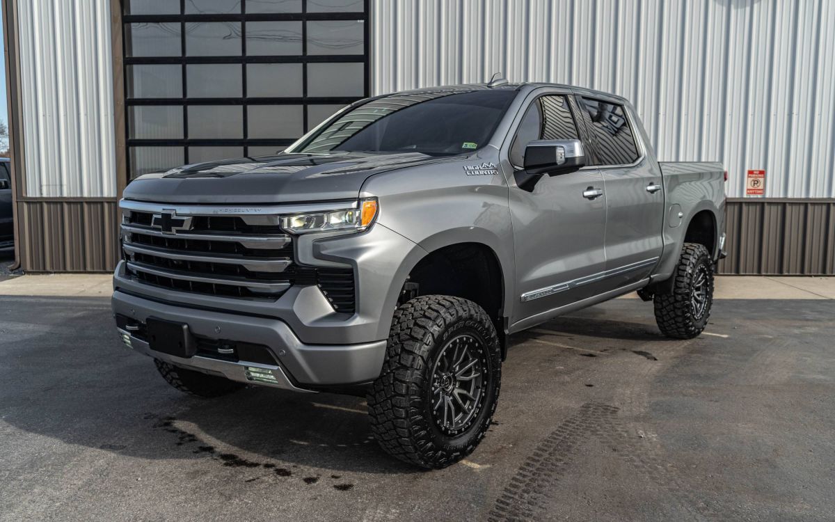 2023 Chevrolet Silverado 1500 High Country's photo