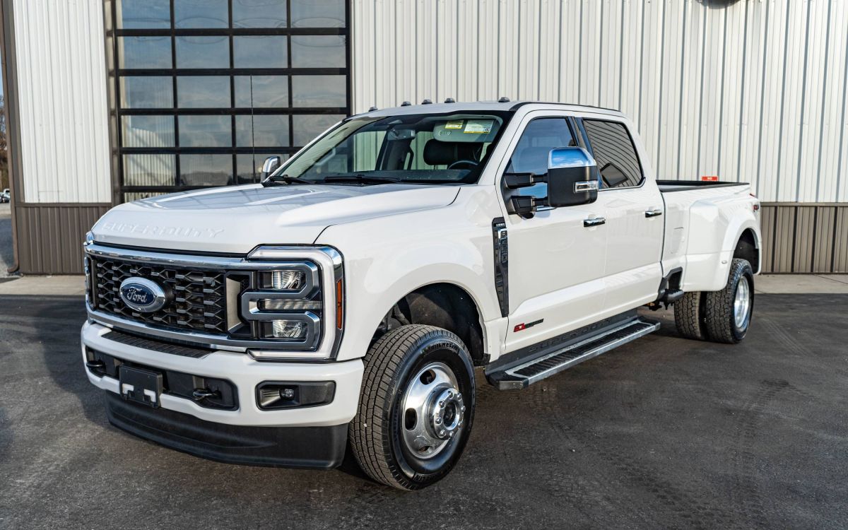2023 Ford F-350 Super Duty Lariat's photo