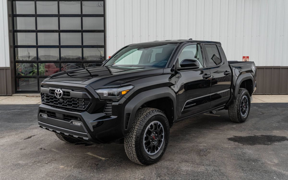 2025 Toyota Tacoma SR5's photo
