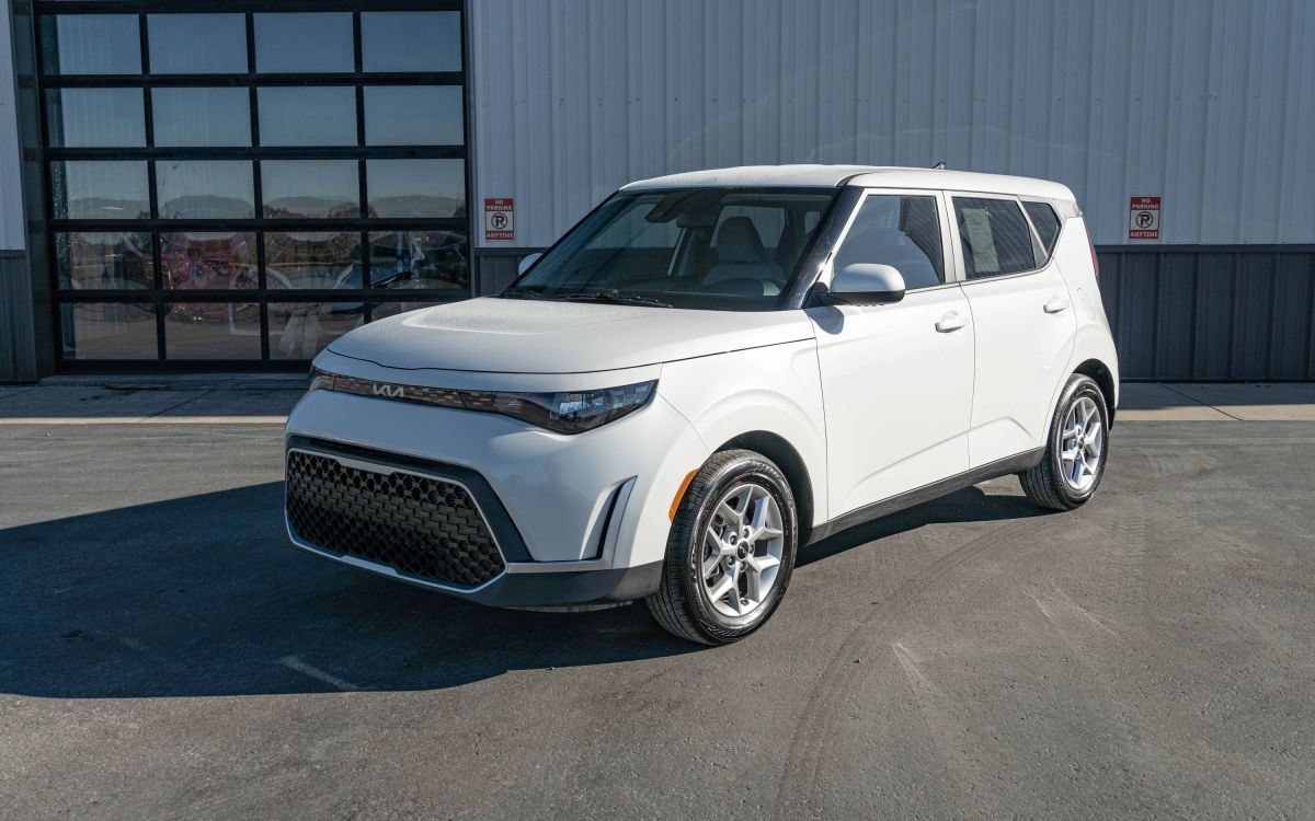 2025 Kia Soul LX's photo