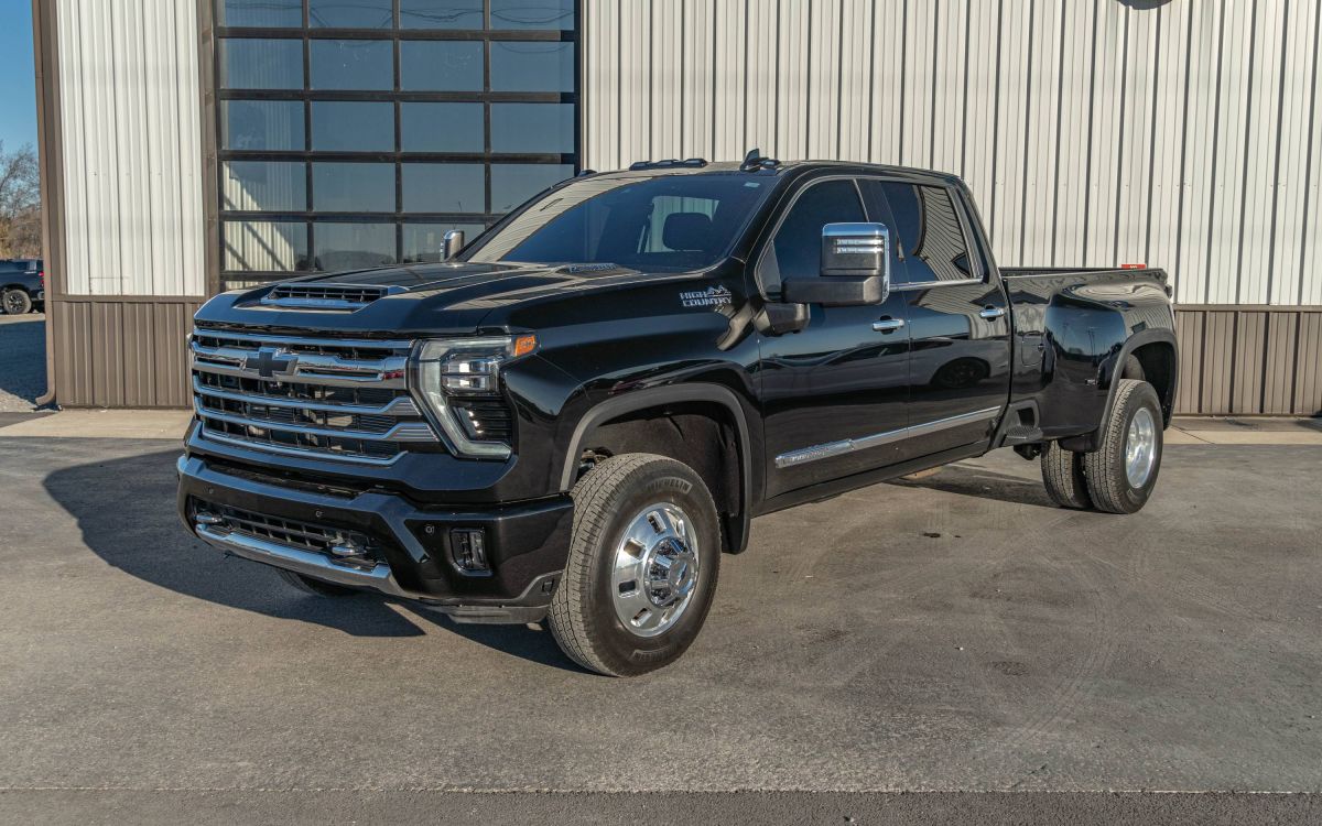 2025 Chevrolet Silverado HD High Country's photo