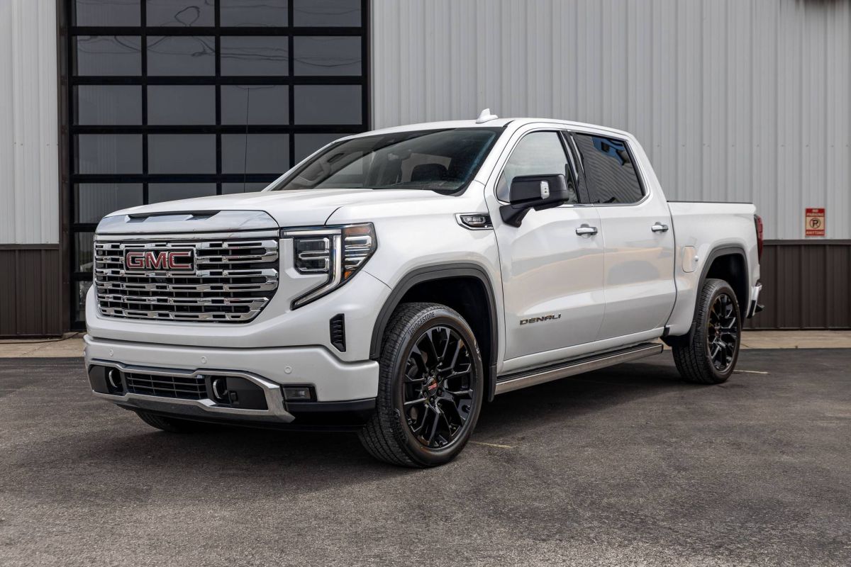 2025 GMC Sierra 4WD Crew Cab Short Box Denali's photo