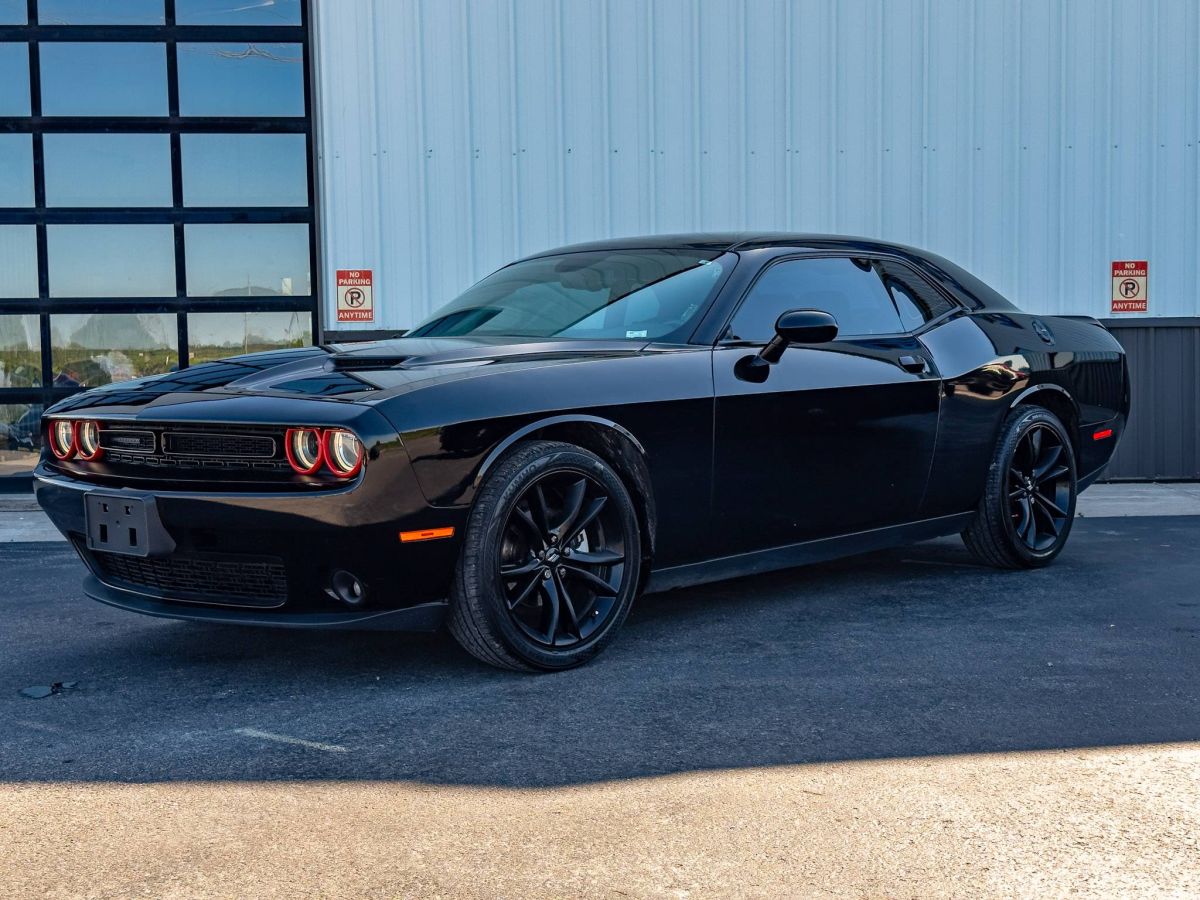 2017 Dodge Challenger SXT's photo