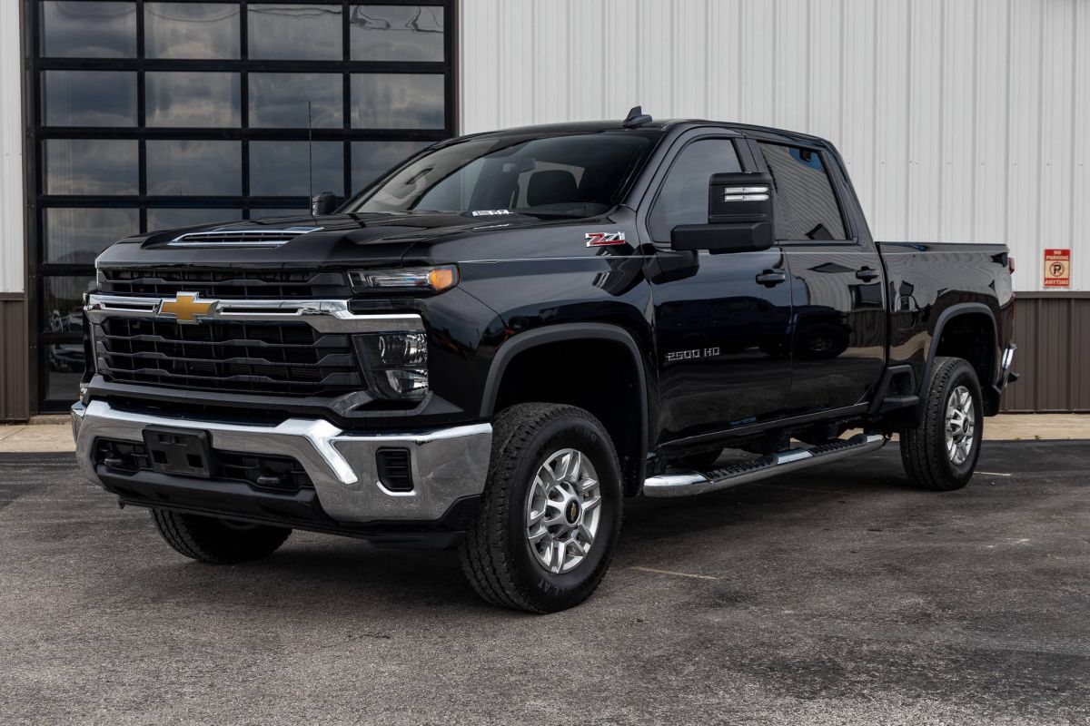 2025 Chevrolet Silverado HD LT 4WD Crew Cab Standard Box's photo